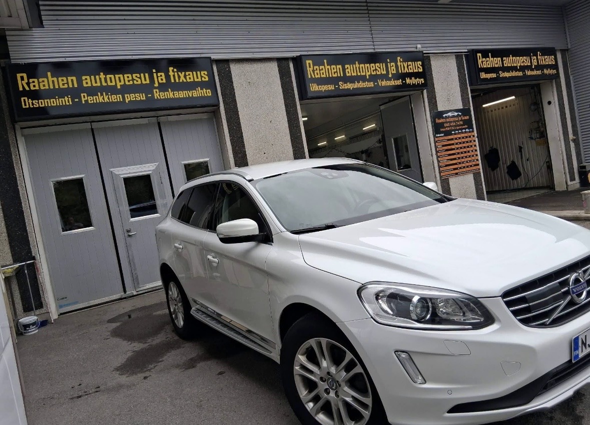 Puhdas valkoinen Volvo XC60 Raahen autopesu ja fixaus -liikkeen edessä Kesäläntullissa